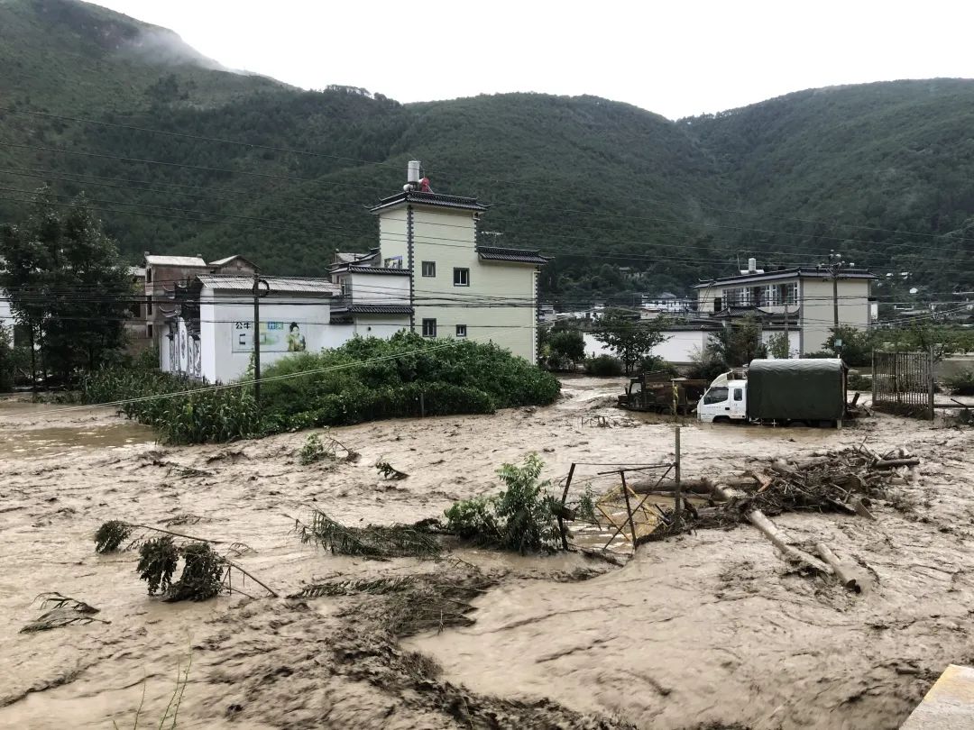 大理洱源发生一起泥石流灾害事故消防紧急救援