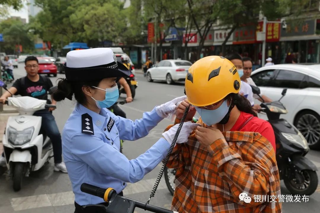 银川人请注意驾乘电动自行车必须佩戴安全头盔