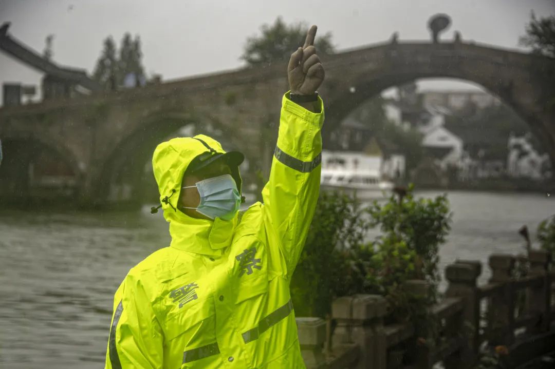迎战台风警民携手逆风而行