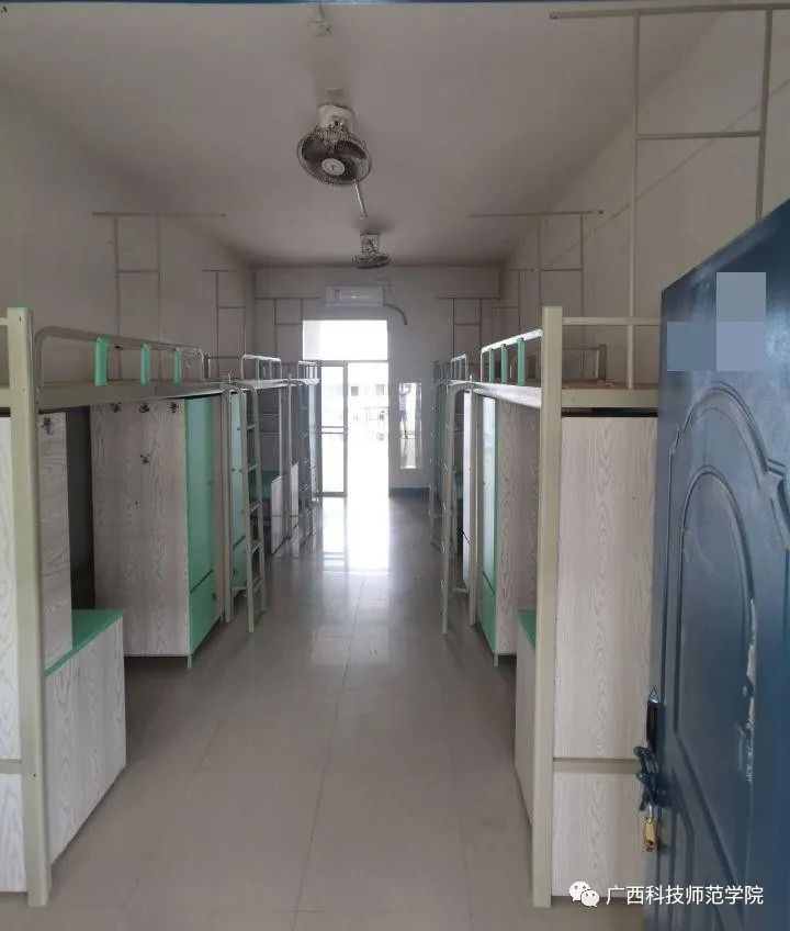 两个独立的卫生间以及一个空调每个宿舍配有洗手池,风扇和宿舍内部是