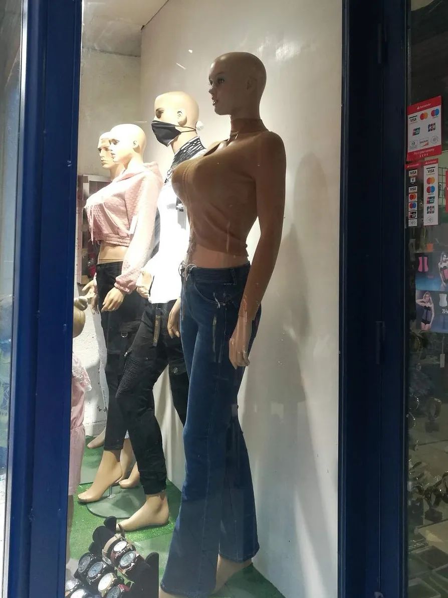 这些超市"假模特",造型太奇葩,哈哈哈哈.