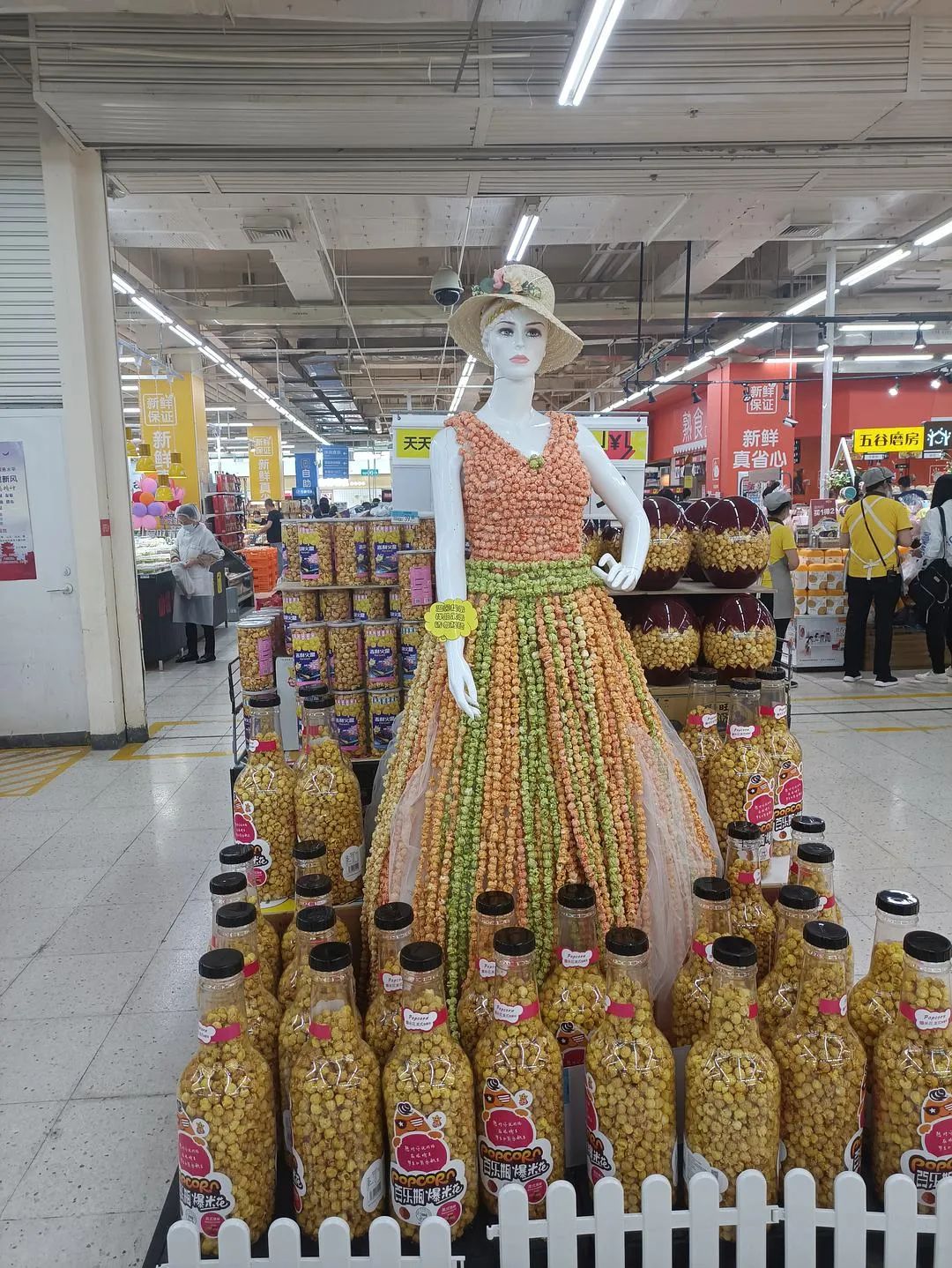 这些超市假模特造型太奇葩哈哈哈哈