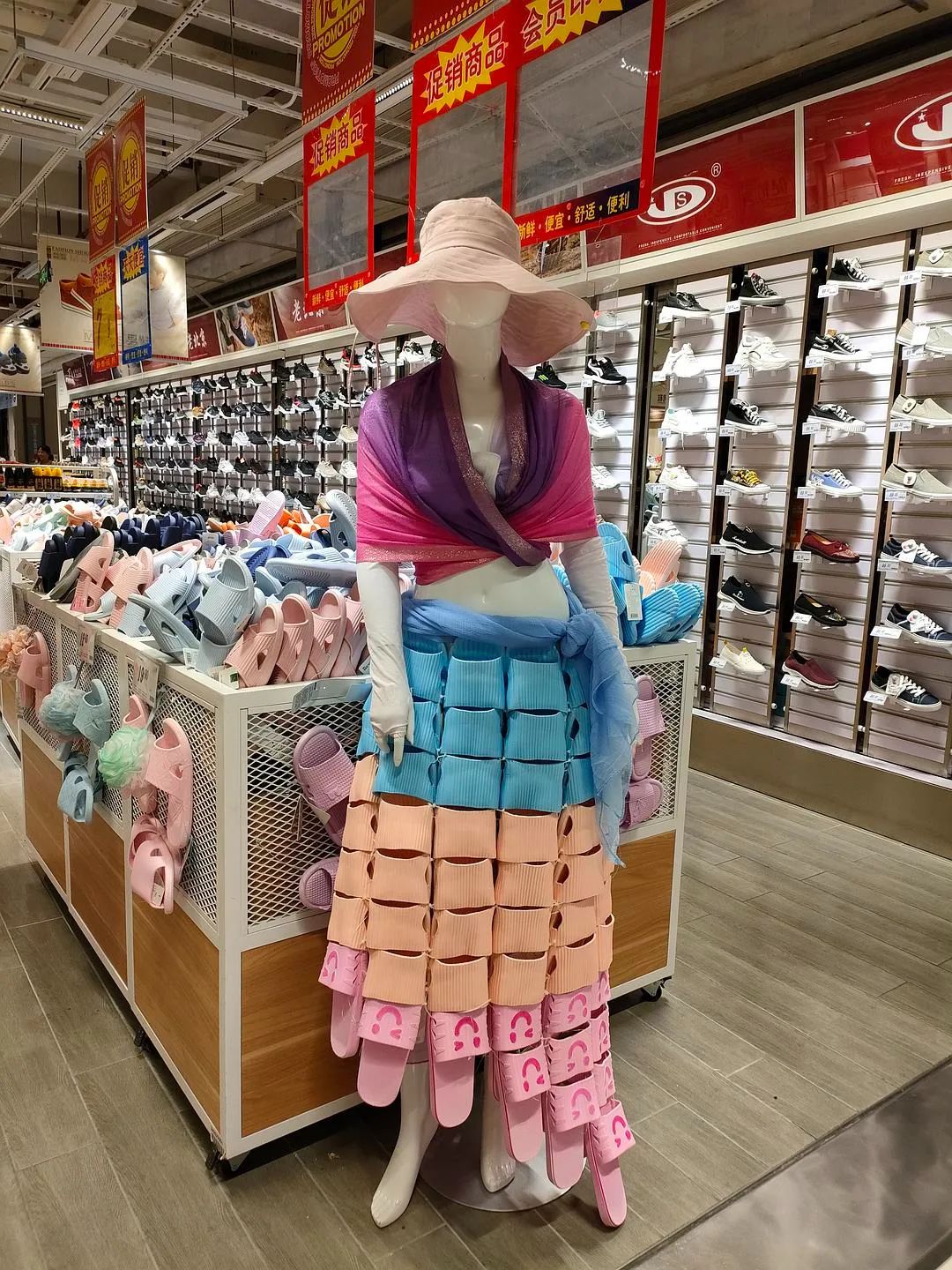 这些超市假模特造型太奇葩哈哈哈哈