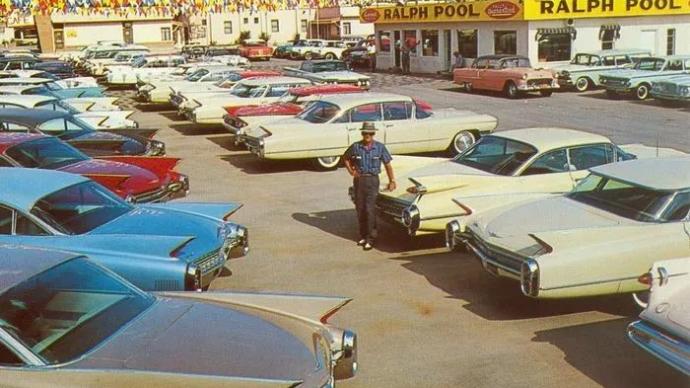 日暮西山的美国汽车经销商，等着被淘汰或者被收购