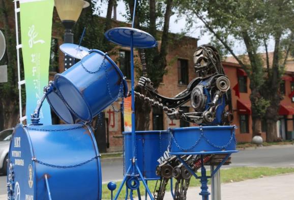 工业主题广场通过工业设备,景观小品,工业壁画,雕像等工业风元素,实现