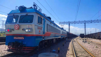 朔黄铁路首列C64型车辆非煤货物集装箱万吨重载组合列车试验成功