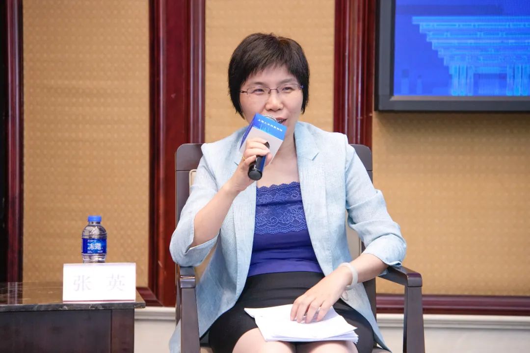 等话题与嘉宾进行了交流,市经信委副主任张英现场回应了代表的提问