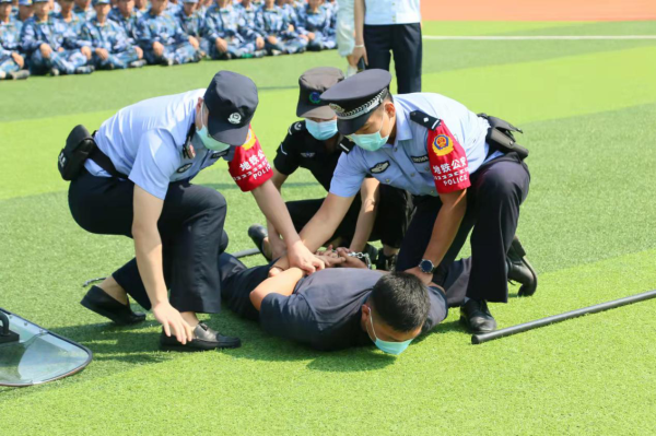 一堂精彩生动的安全教育课之反恐演练进校园