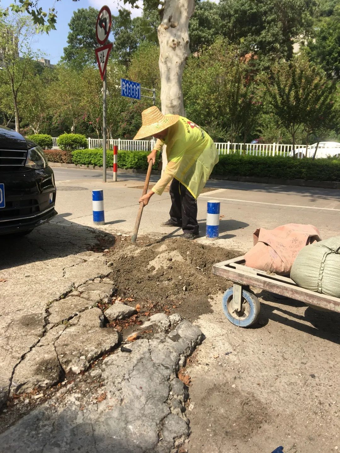 街道及时修复破损路面,居民点赞!