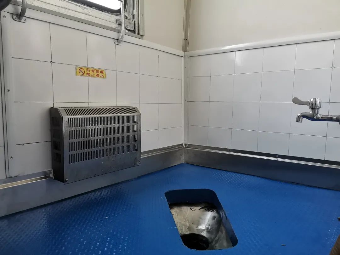 普速客车直排式厕所 那我们为什么看不见