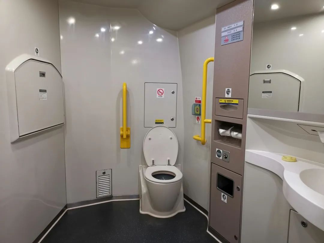 动车残疾人卫生间