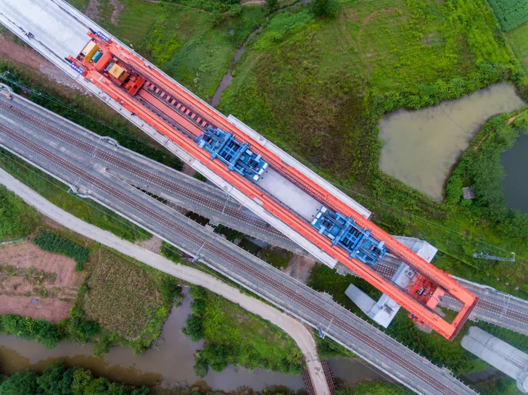 昌景黄铁路全线首个跨铁路营业线箱梁架设完成