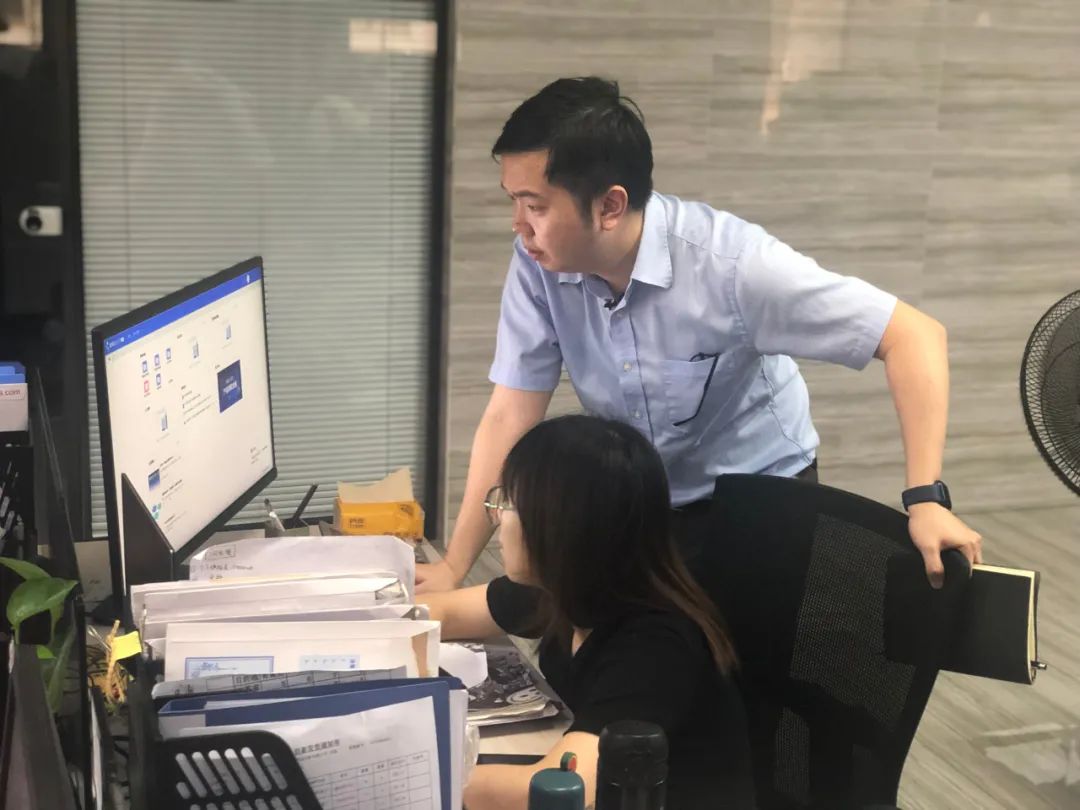 ,无论身处什么岗位,台州员工都处处体现着他们勤劳和细心的工作品质。员工向周森泰汇报报表内容“由于马来