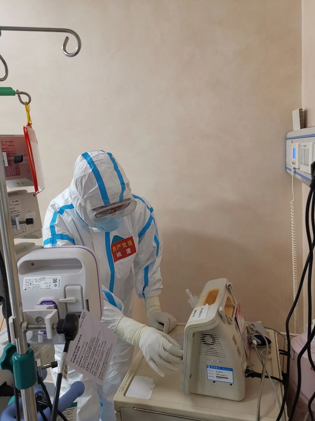 丈夫杨斌作为一名专业救护师,带领着他的团队为千家万户科普着急救的