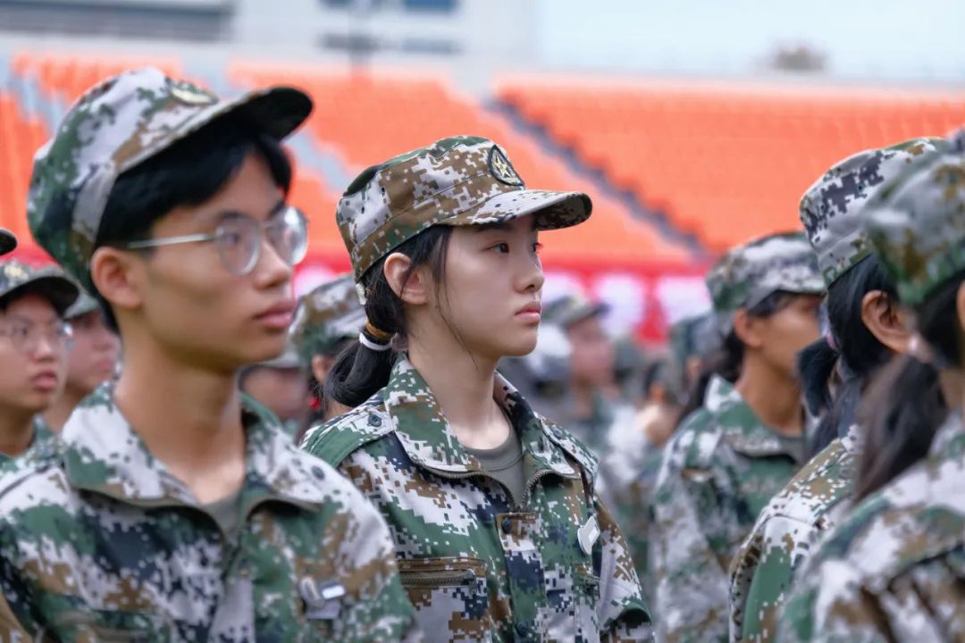 朱坚代表学校向承担军训任务的部队官兵表示热烈欢迎和衷心感谢,向