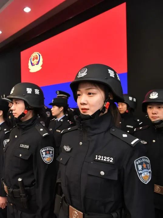 天津警花李乌兰,谁说女子不如男!