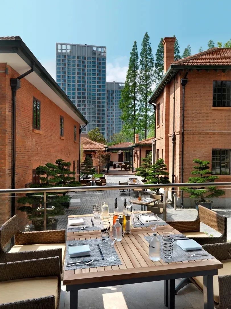 建筑群共由9幢花园别墅构成,其中一层建筑4栋,两层建筑5栋.