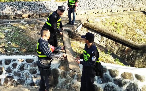 两个年过半百的土警察守护铁路安全20多年他们有什么法宝