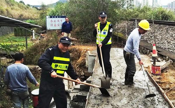 两个年过半百的土警察守护铁路安全20多年他们有什么法宝