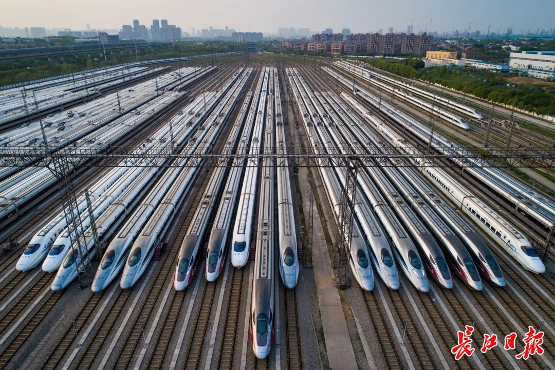 长江串起湖北,湖南,江西,三省同步同行,同向发力,同题共答,同频共振.