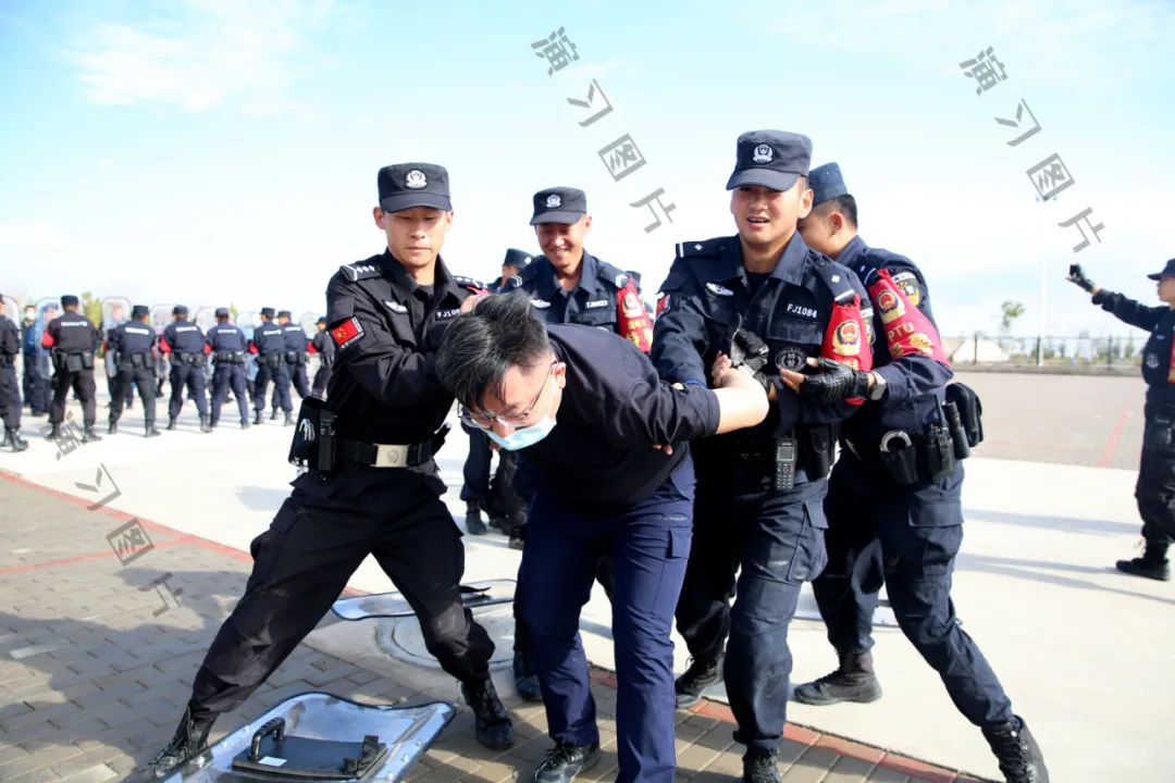 沙场练兵扬警威—嘉峪关市公安局特巡警支队开展"红蓝对抗"实战演练