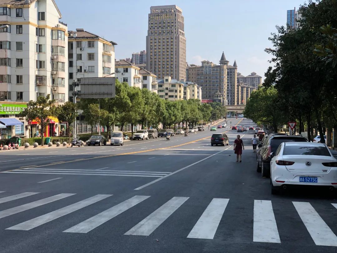 过去,谷丰路(岳麓大道-桐梓坡路)一直存在路窄拥堵,秩序混乱等诸多