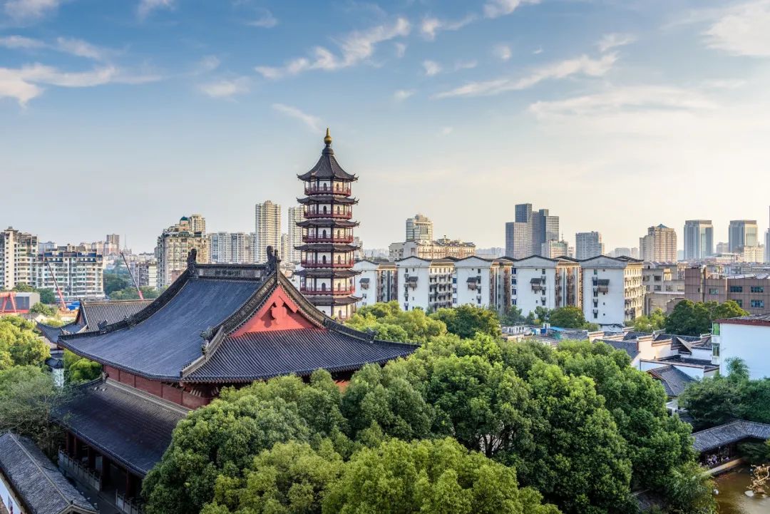 还有那些藏着无数故事的老城的街巷,古桥婉约玲珑成就了南昌的古城