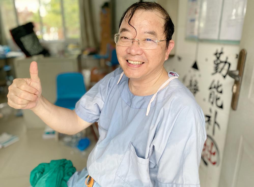 厦门长庚医院近六十岁的副院长郑杰双手全被汗泡白了卢超淼早已浑身