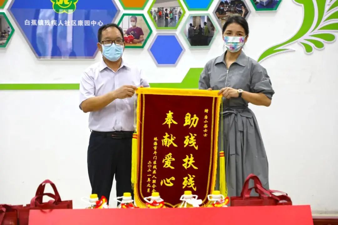 为此,市,区残联为她送上了牌匾和锦旗