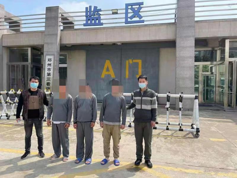 图为犯罪嫌疑人被押往看守所 无为市公安局供图跨省抓捕25名犯罪嫌疑