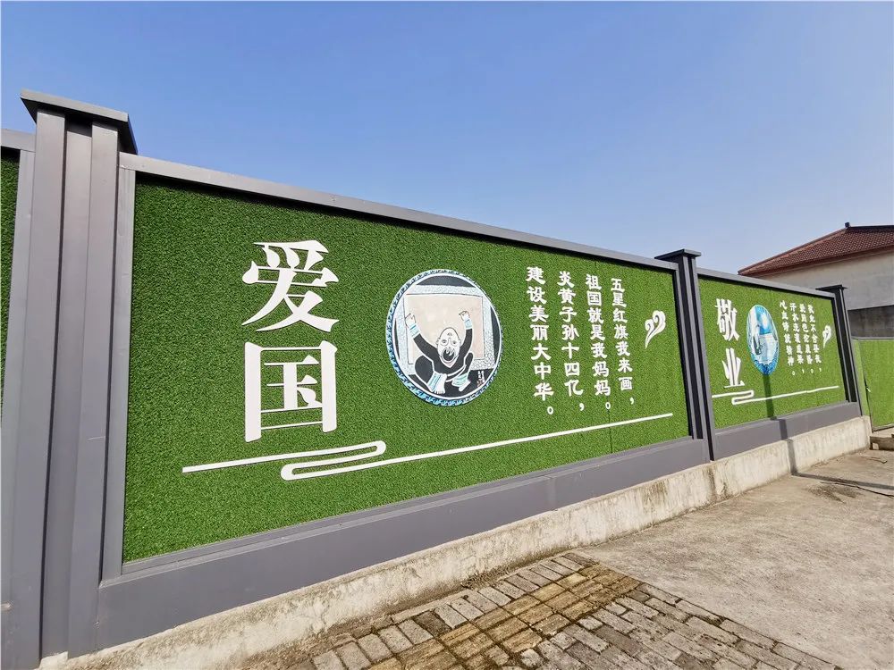 发现部分项目存在公益广告面积不足,广告字体脱落,围挡积尘未清洗等