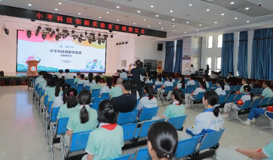 新疆生产建设兵团团委副书记艾里肯江·阿布来提和新疆生产建设兵团第