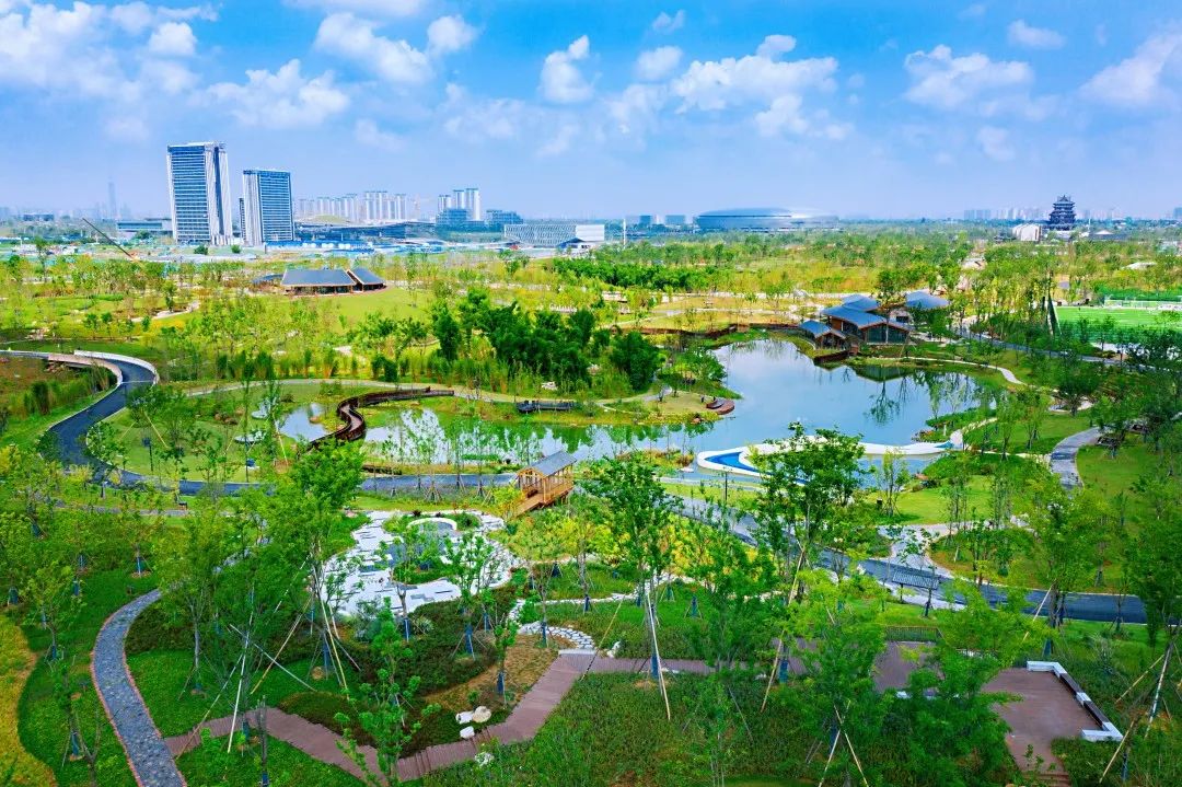 南至龙工北路,紧邻龙泉山森林公园 东接董朗路,西至桃源路 项目占地约