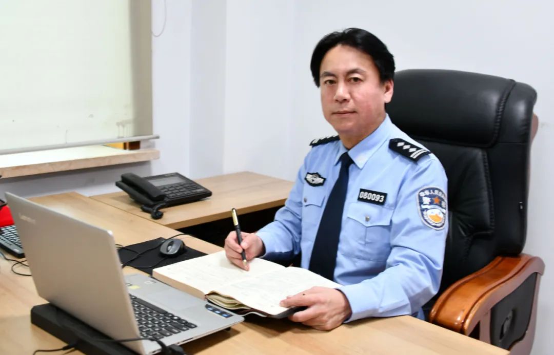 男,1963年11月7日出生,汉族,中共党员,大学文化,现任鹤岗市公安局政治