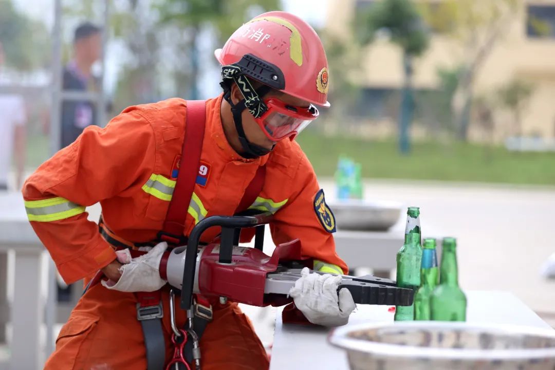 拼体能炫技能河南消防员这波操作不服不行