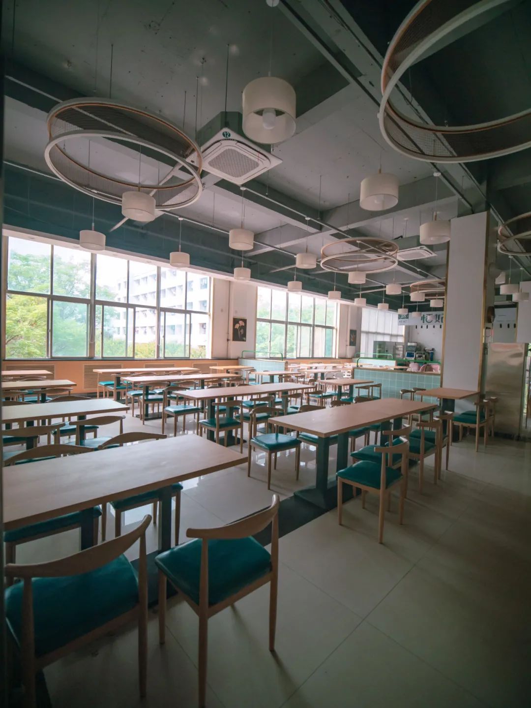 西北农林科技大学我们在跑道上聆听大地呼吸的韵律 相约三两好友 在