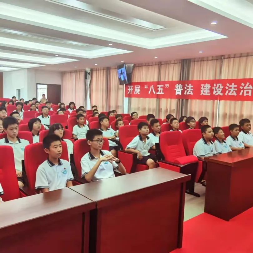 2021年9月14日,路桥巾帼律师牟哲帆律师受邀到桐屿街道中学,开展了"防