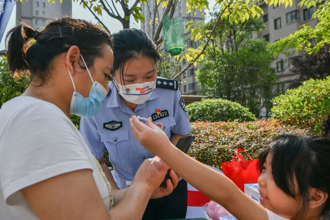 两在两同丨万警进小区,服务零距离!让警徽闪耀在社区每一个角落