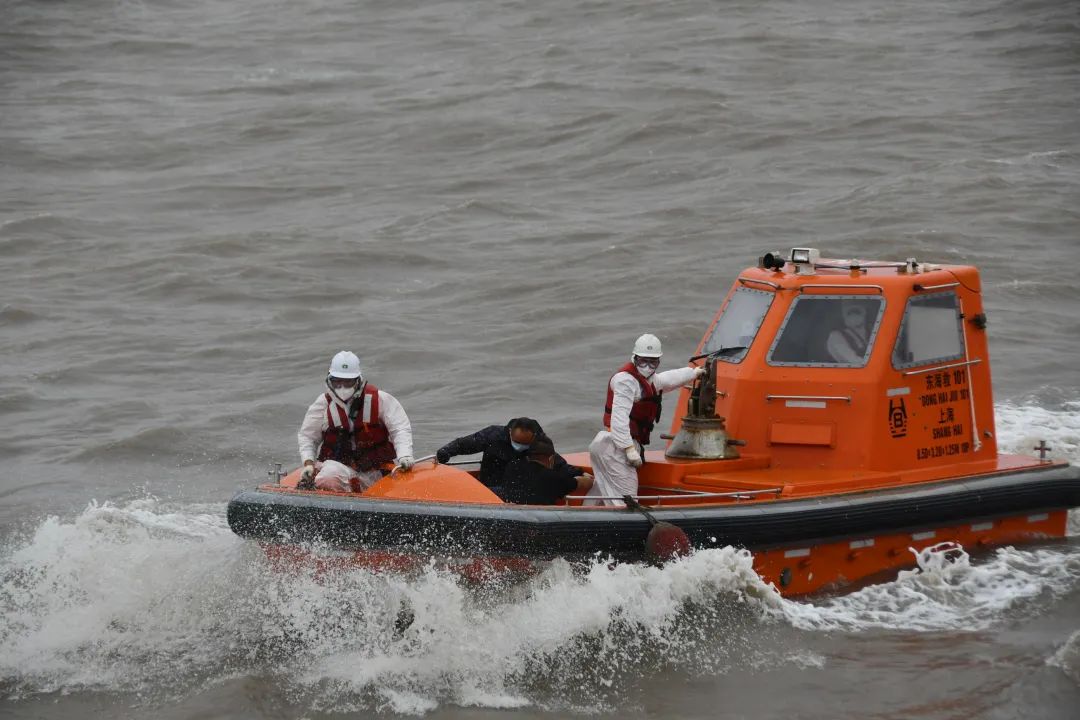 接到东海救助局救助指挥值班室救助指令后,"东海救101"轮船长陈建立即