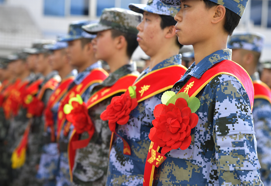 "胸前红花随风轻扬,我的理想万丈光芒"