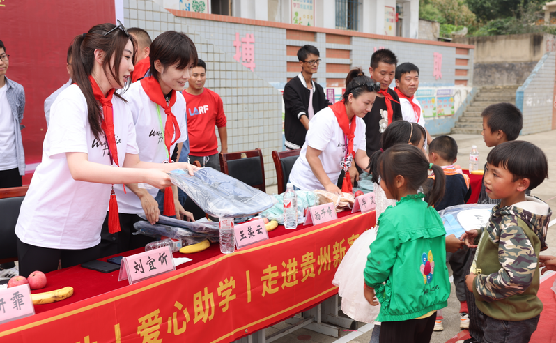 五星小学爱心石图片