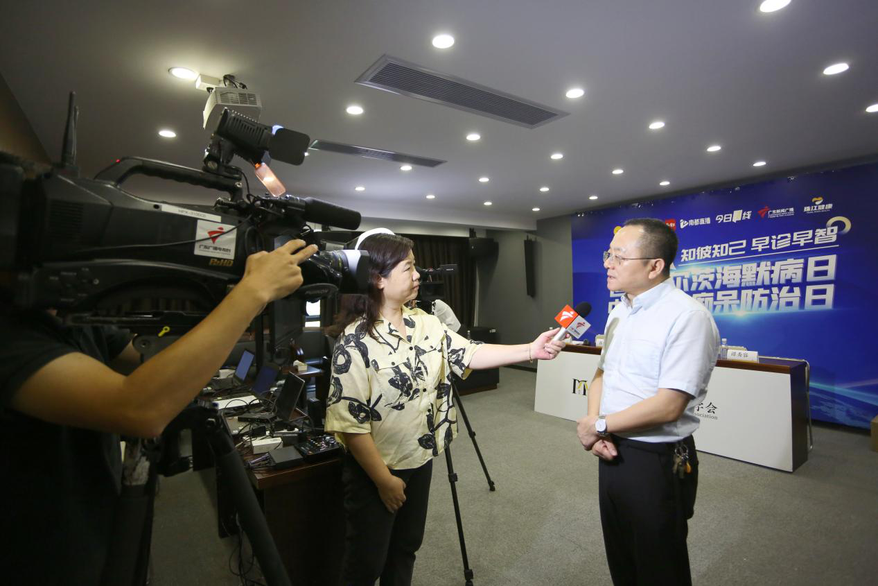 刘军教授活动现场接受媒体采访