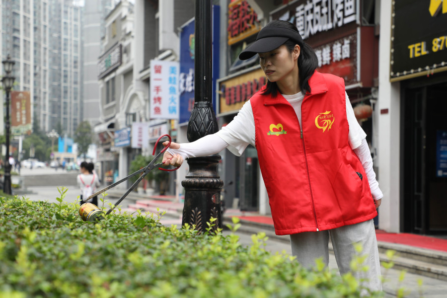 观山湖区世纪城街道:绿丝带红马甲 点"靓"文明城