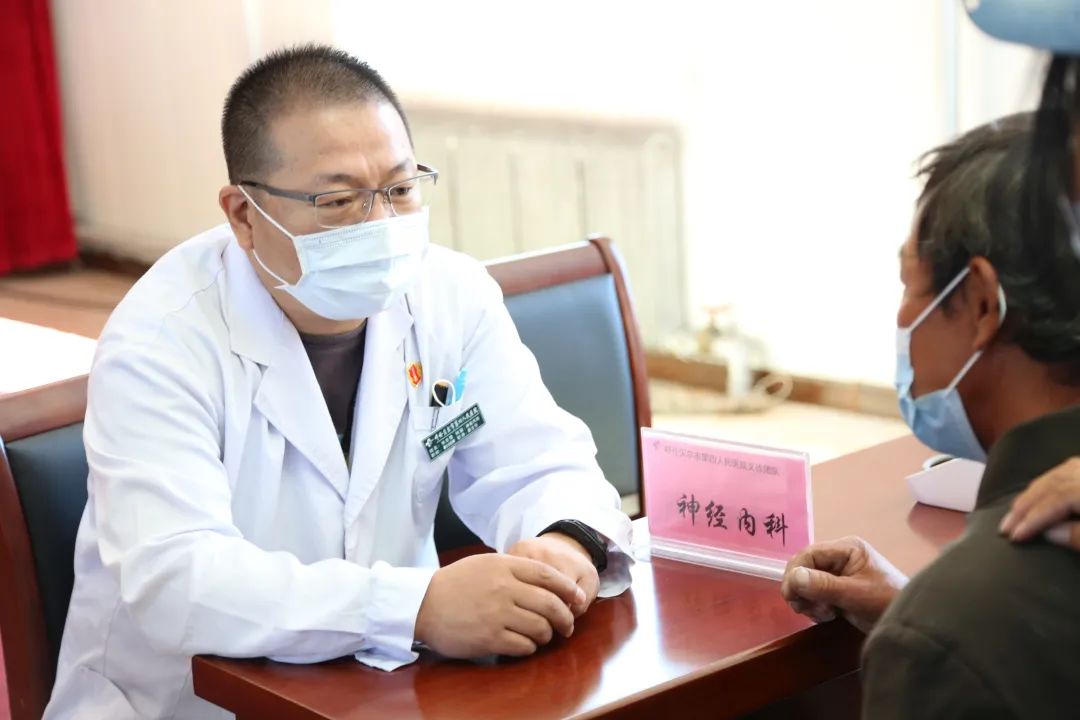 神经内科副主任张忠强,心肾内科护士长刘学利首先向牧民朋友们讲解了