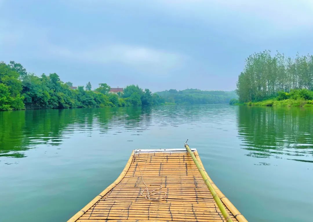 荆州人家门口就有诗情画意的竹筏漂流了约吗