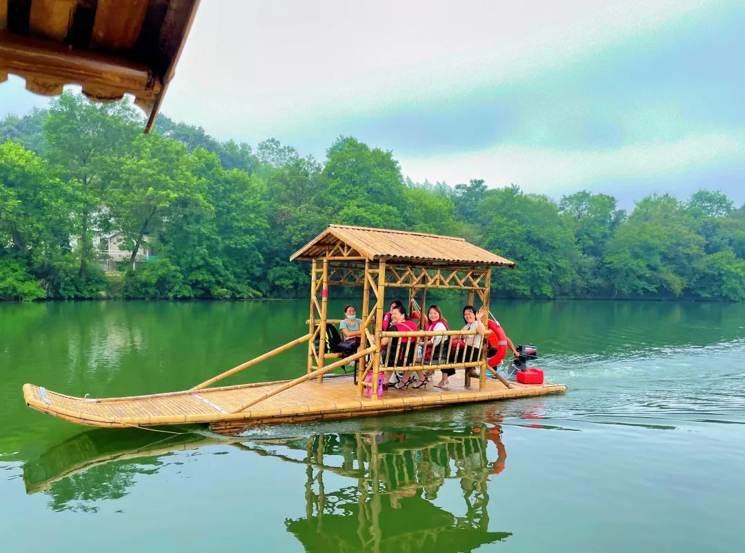 桃花源竹筏漂流图片