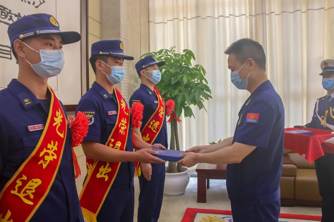 身披蓝焰今卸甲青春无悔入红门武汉消防举行2021年度夏秋季消防员退出