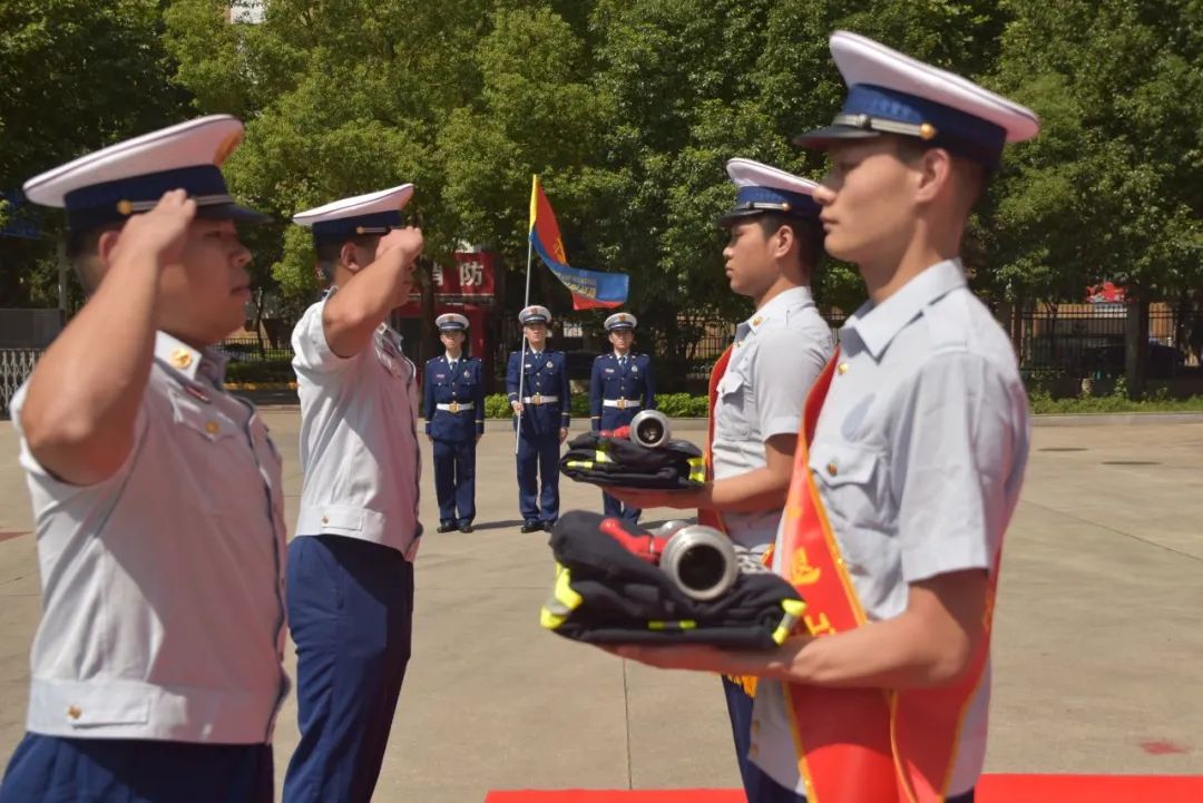 身披蓝焰今卸甲青春无悔入红门武汉消防举行2021年度夏秋季消防员退出