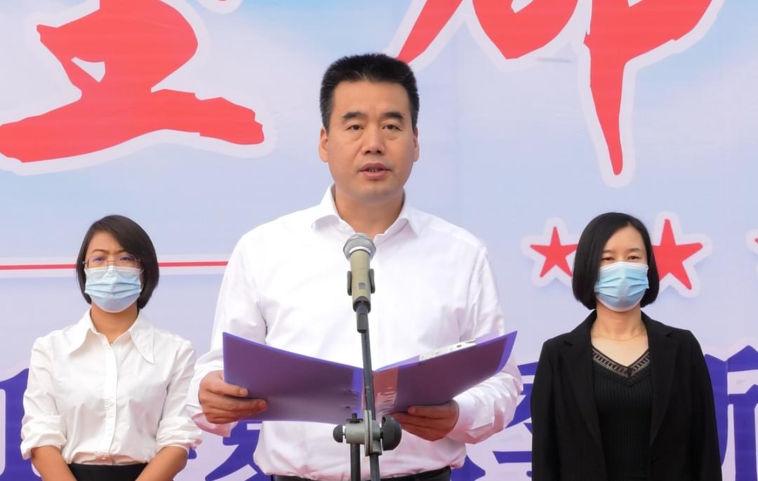 县委副书记,县长李红彬,县委常委,人武部长熊波出席欢送会.