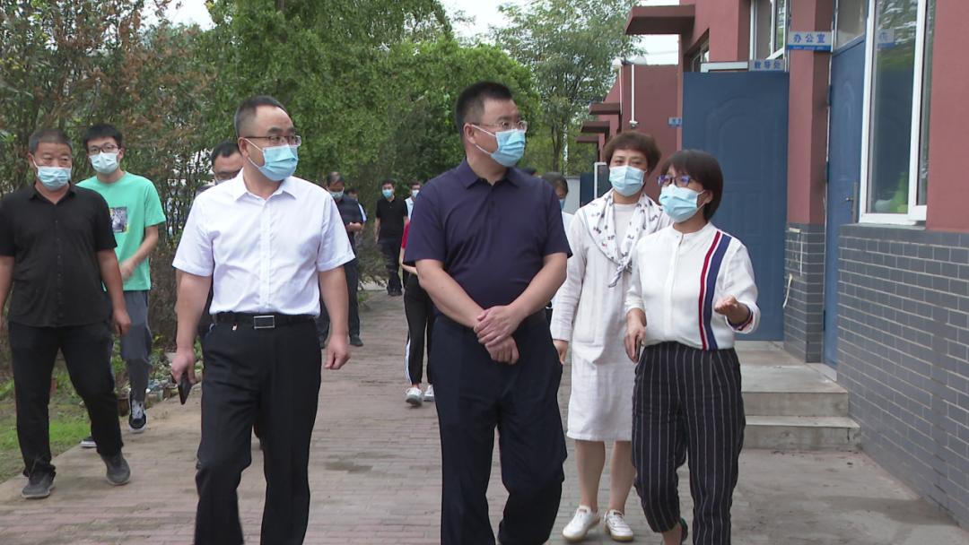 9月16日下午,区委书记王鸿飞到唐山市第二十中学,王千庄小学进行走访